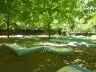 Campsite France Dordogne : Le camping propose un mini-golf à l'ombre des arbres