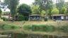 Camping Frankrijk Dordogne : Chalet avec terrasse équipée de salon de jardin au bord de l'eau