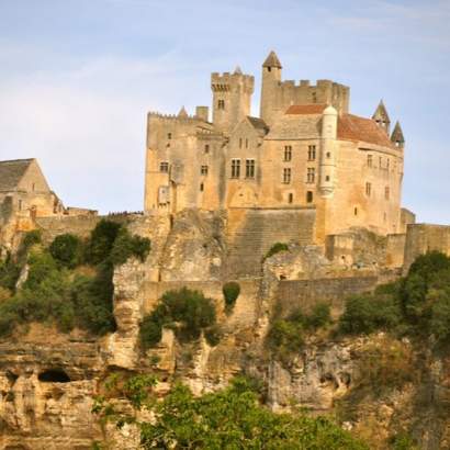 Le château de Beynac domine la Dordogne depuis la falaise