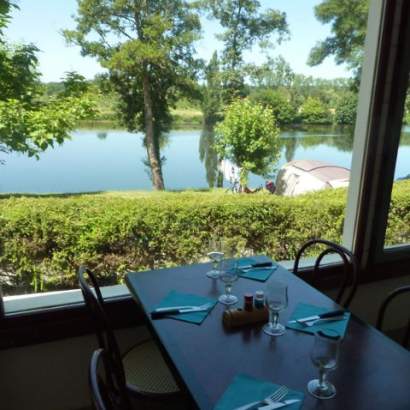 Le restaurant se trouve au bord de la Dordogne et offre une vue imprenable